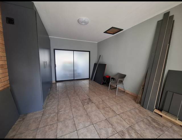 1,040M² OFFICE FOR SALE IN VANDERBIJLPARK SW 5